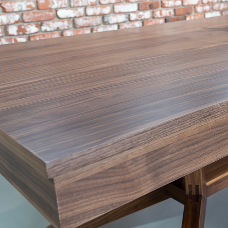 The Stratton, Oval Poker Table